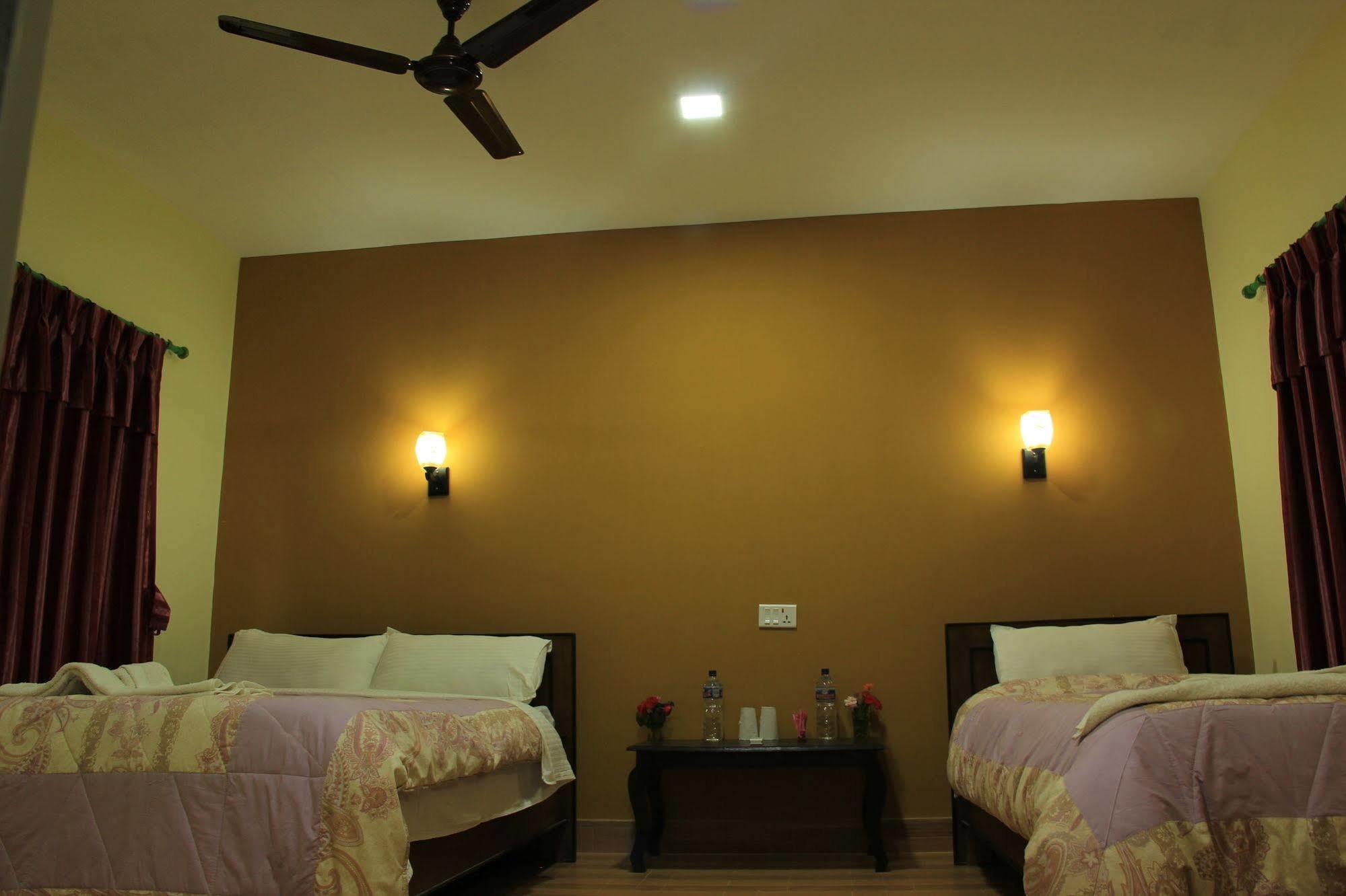 Chitwan Safari Camp & Lodge โซราฮา ภายนอก รูปภาพ